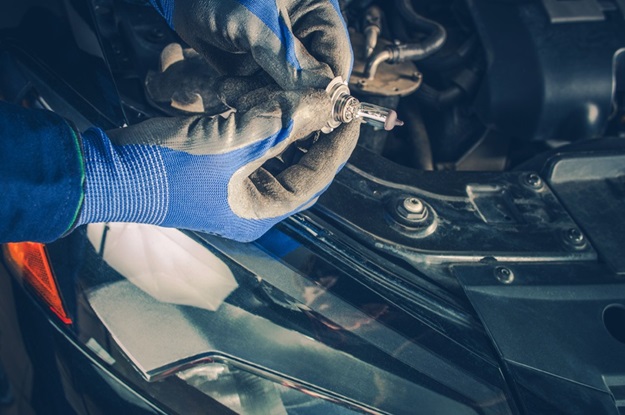 Express Service für Ihr Auto, Beleuchtung, Flüssigkeiten, Batterie prüfen, Unfalbegutachtung