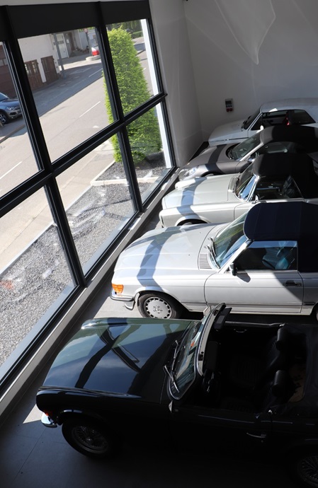 Oldtimer und andere Fahrzeuge in der Ausstellungshalle überwintern