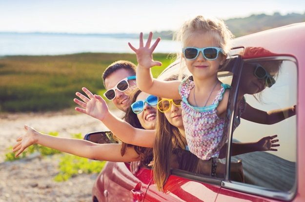 Urlaubscheck für Ihr Auto, Fahrzeugdurchsicht, Betriebssicherheit, Beleuchtung, Flüssigkeiten, Reifen prüfen